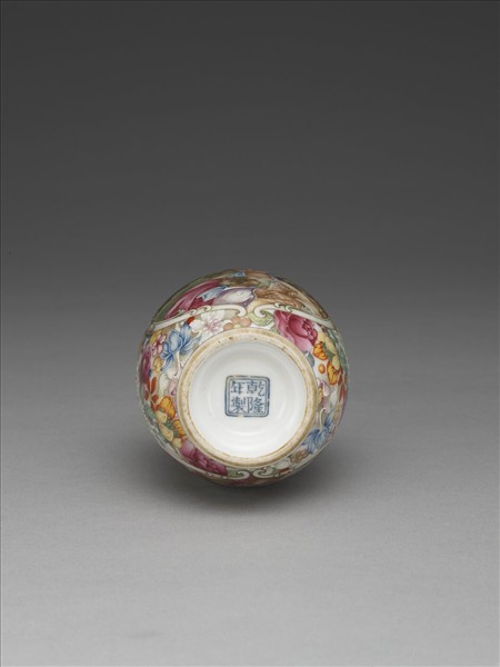 琺瑯彩錦地開光西洋人物圖貫耳瓶