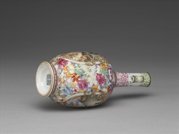 琺瑯彩錦地開光西洋人物圖貫耳瓶