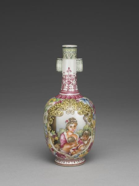 琺瑯彩錦地開光西洋人物圖貫耳瓶