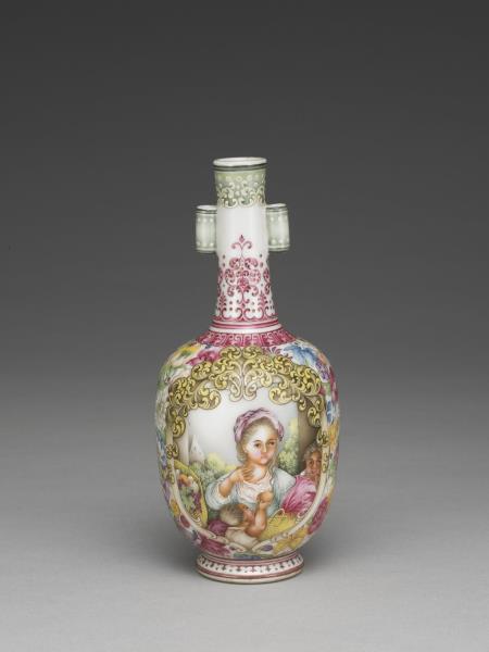 琺瑯彩錦地開光西洋人物圖貫耳瓶