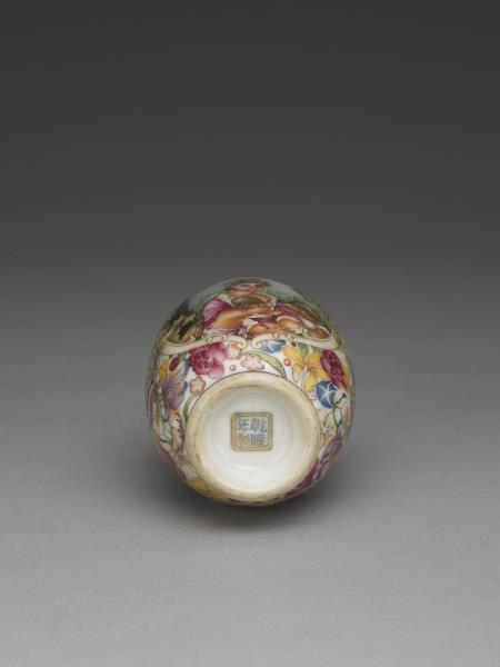 琺瑯彩錦地開光西洋人物圖貫耳瓶