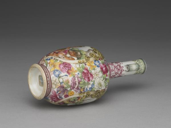 琺瑯彩錦地開光西洋人物圖貫耳瓶