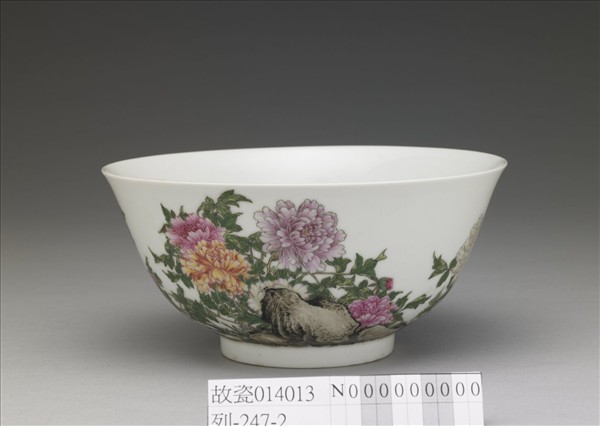 琺瑯彩五色牡丹圖碗