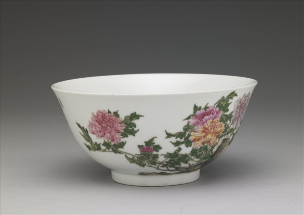 琺瑯彩五色牡丹圖碗