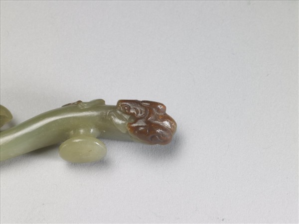 玉鷹首蟠螭帶鉤