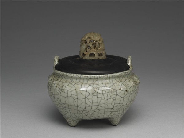仿官釉乳丁紋三足爐