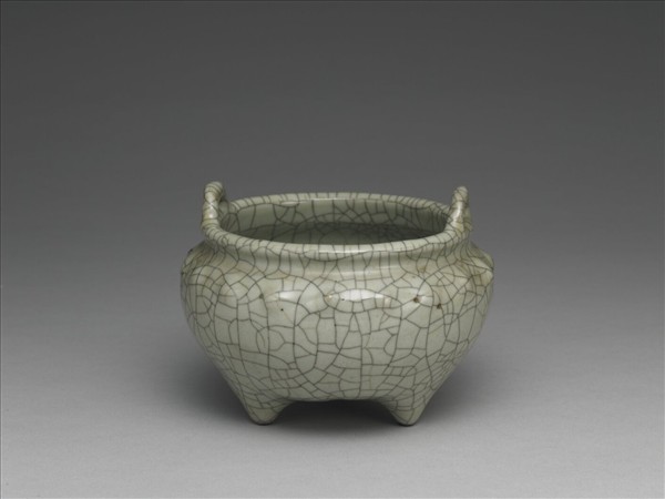 仿官釉乳丁紋三足爐
