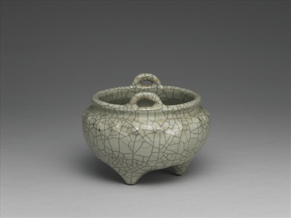 仿官釉乳丁紋三足爐