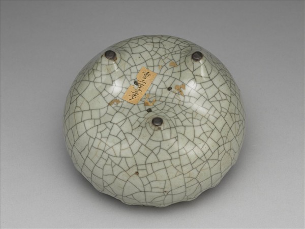 仿官釉乳丁紋三足爐