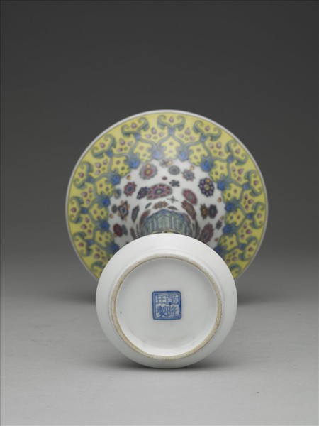 琺瑯彩蕉葉繡球花紋觚