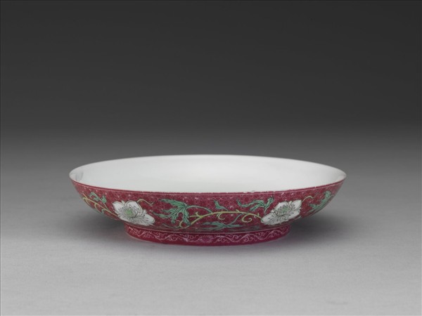 琺瑯彩紅錦地剔花青山水盤