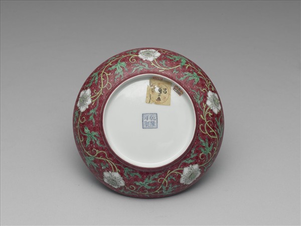 琺瑯彩紅錦地剔花青山水盤