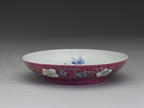 琺瑯彩紅錦地剔花青山水盤