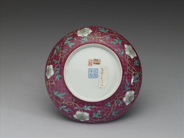 琺瑯彩紅錦地剔花青山水盤