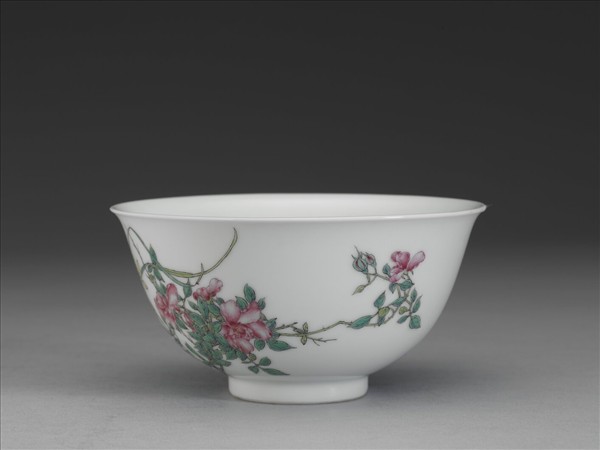 琺瑯彩月季蘭花紋碗