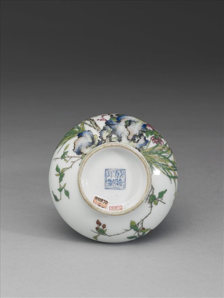 琺瑯彩花卉紋瓶