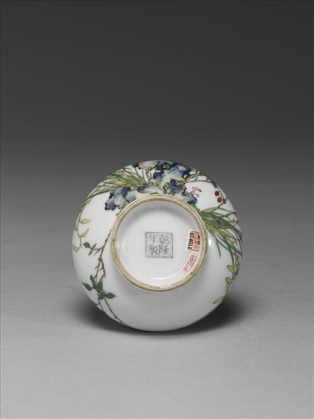 琺瑯彩花卉紋瓶