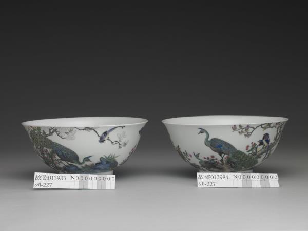 琺瑯彩孔雀圖碗