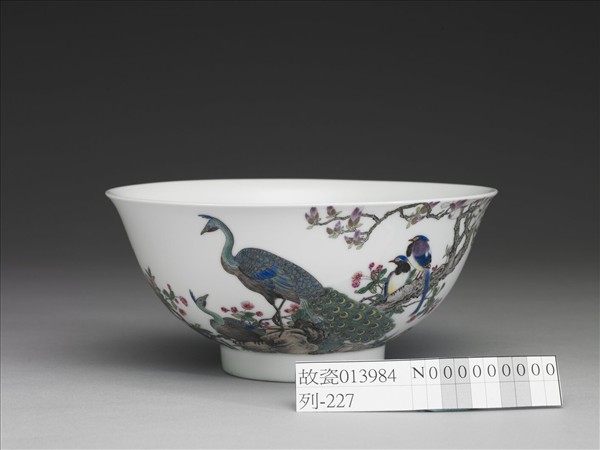 琺瑯彩孔雀圖碗