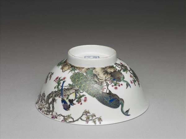 琺瑯彩孔雀圖碗