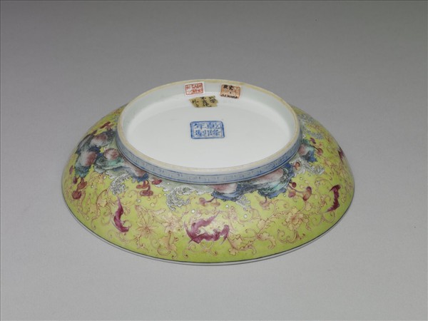 琺瑯彩綠地福山壽海紅山水圖盤