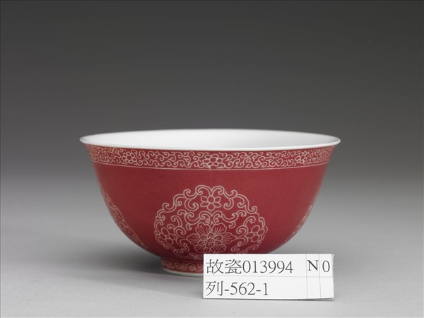琺瑯彩洋紅地剔花團花紋碗