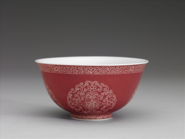 琺瑯彩洋紅地剔花團花紋碗