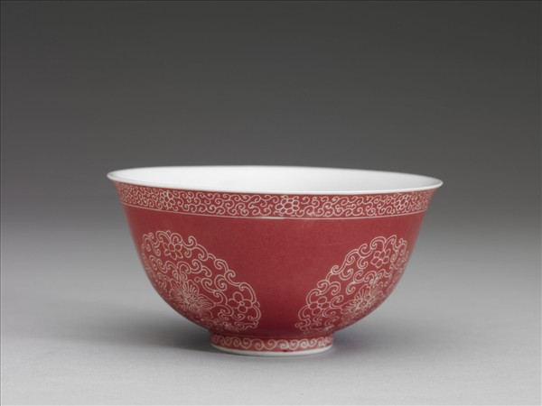 琺瑯彩洋紅地剔花團花紋碗