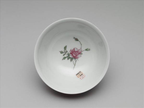 琺瑯彩洋紅地剔花團花紋碗