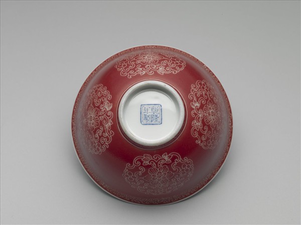 琺瑯彩洋紅地剔花團花紋碗