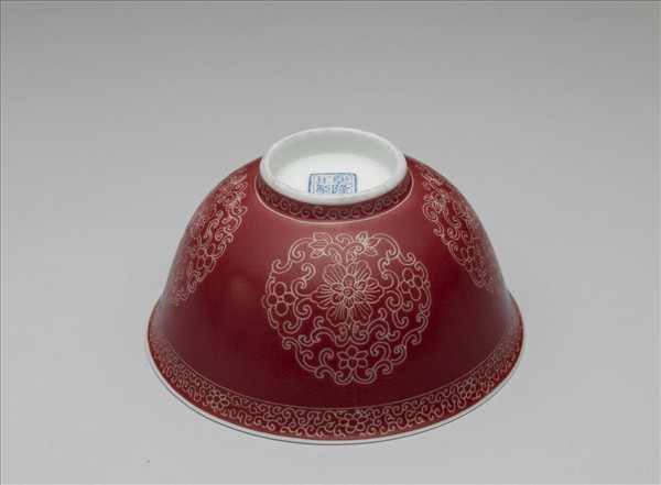 琺瑯彩洋紅地剔花團花紋碗