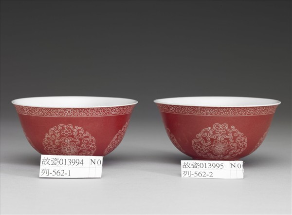 琺瑯彩洋紅地剔花團花紋碗