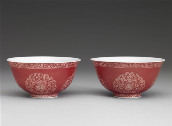 琺瑯彩洋紅地剔花團花紋碗