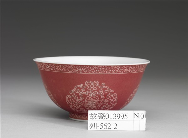 琺瑯彩洋紅地剔花團花紋碗