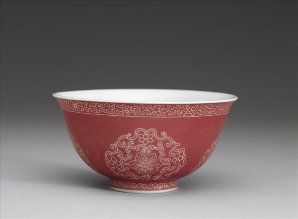 琺瑯彩洋紅地剔花團花紋碗