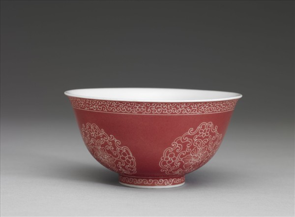 琺瑯彩洋紅地剔花團花紋碗