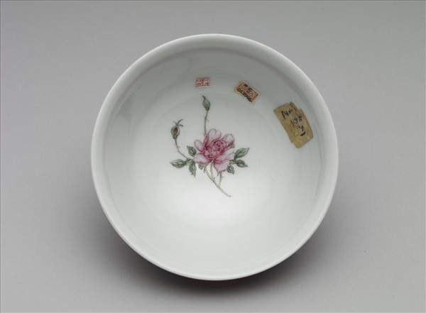 琺瑯彩洋紅地剔花團花紋碗