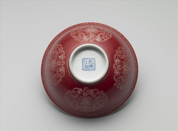 琺瑯彩洋紅地剔花團花紋碗