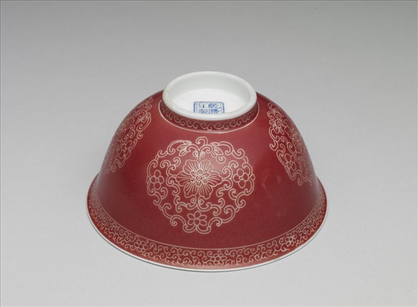 琺瑯彩洋紅地剔花團花紋碗