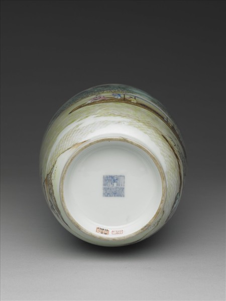 洋彩泛舟煮茶圖瓶