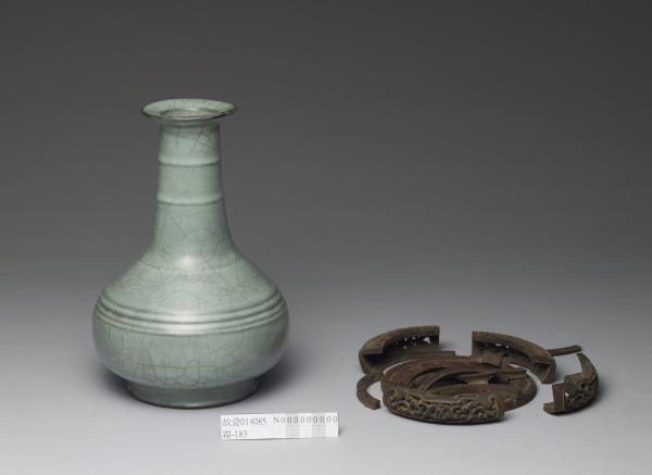 青瓷盤口弦紋壺