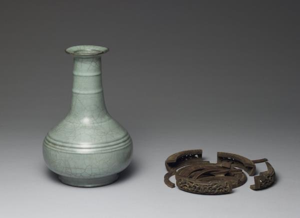 青瓷盤口弦紋壺