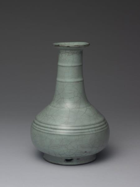 青瓷盤口弦紋壺