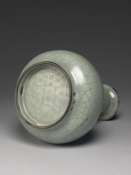 青瓷盤口弦紋壺