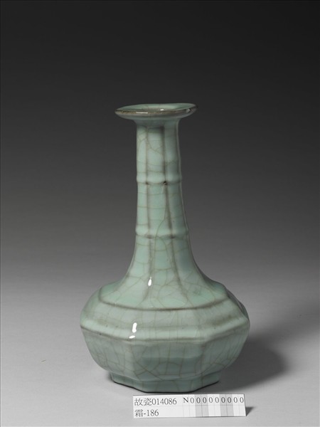 青瓷弦紋八方瓶