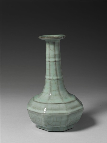 青瓷弦紋八方瓶