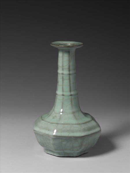 青瓷弦紋八方瓶