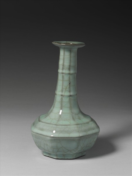 青瓷弦紋八方瓶