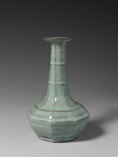 青瓷弦紋八方瓶