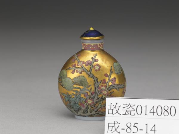 玻璃胎畫琺瑯金地歲寒三友圖鼻煙壺- 故宮